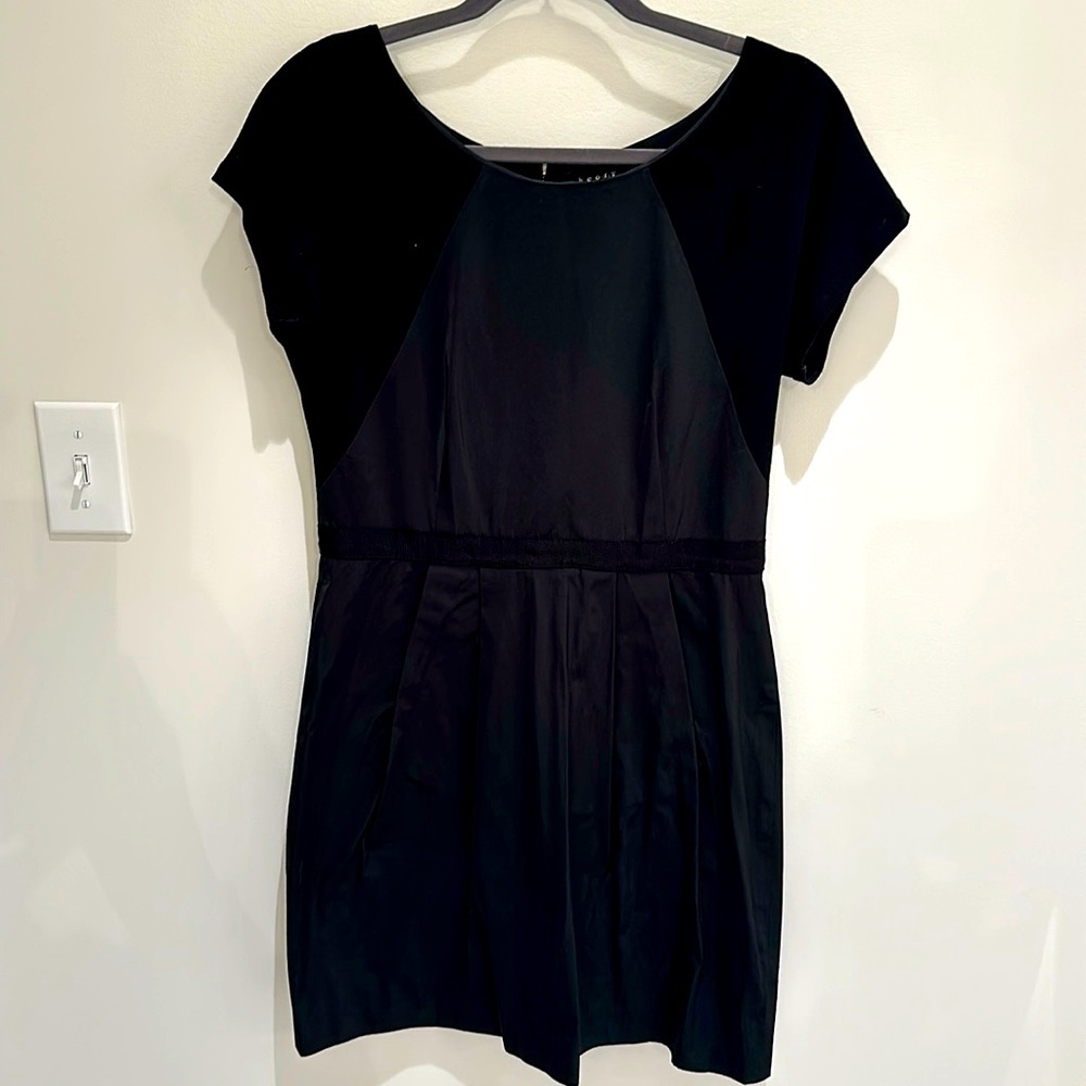 Theory, size 8, black dress with cotton panel, exposed zipper and pockets - Picture 2 of 5